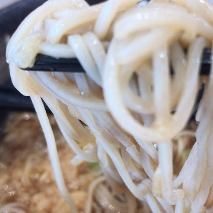 蕎麦の麺を箸で持ち上げている