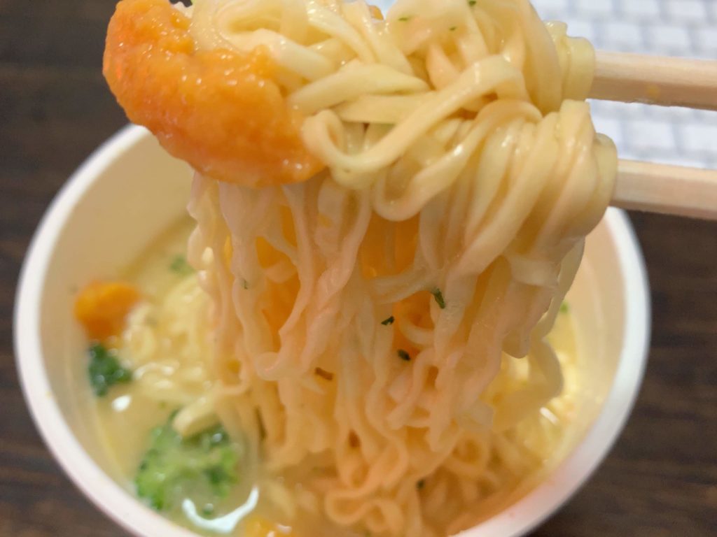 ラーメンの麺を箸で持ち上げている