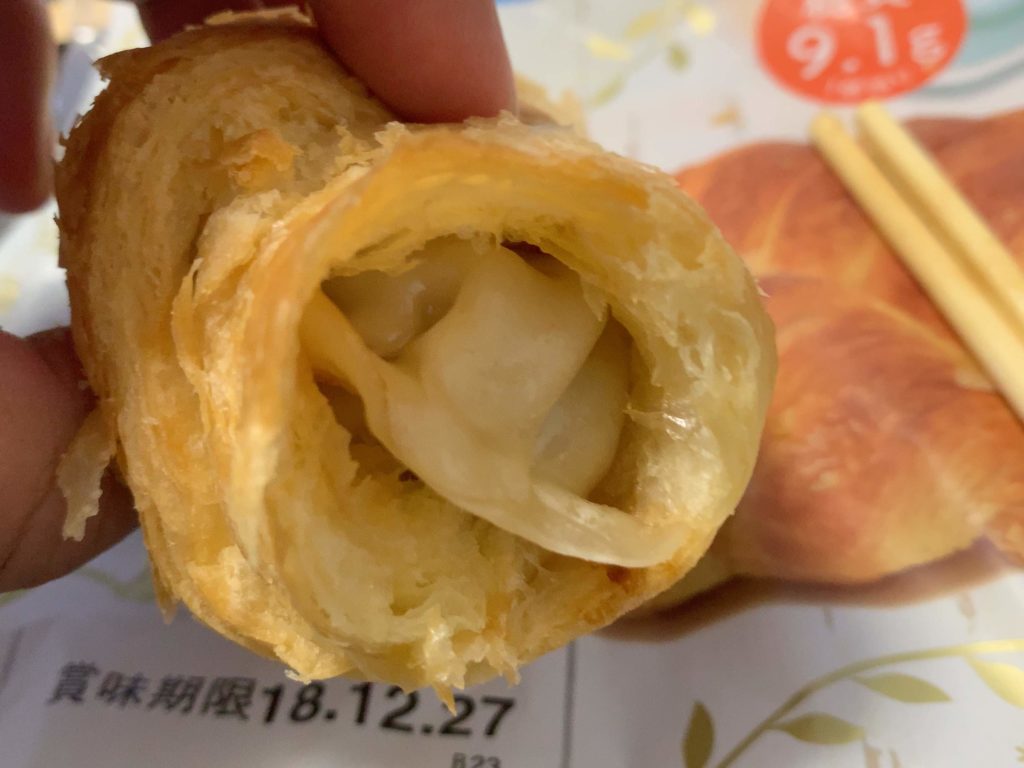 クロワッサンの中に餃子がすっぽり入っている