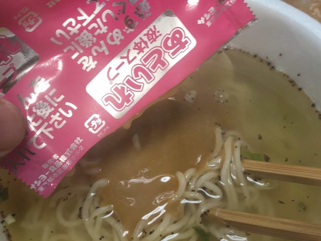 インスタントラーメンにスープを入れている