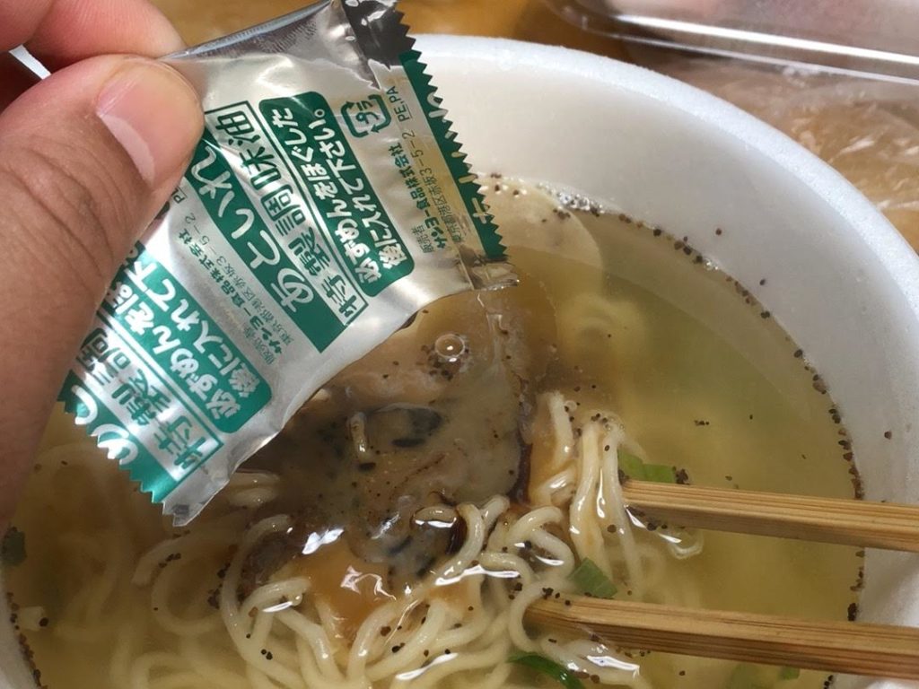 後入れ調味油を入れている