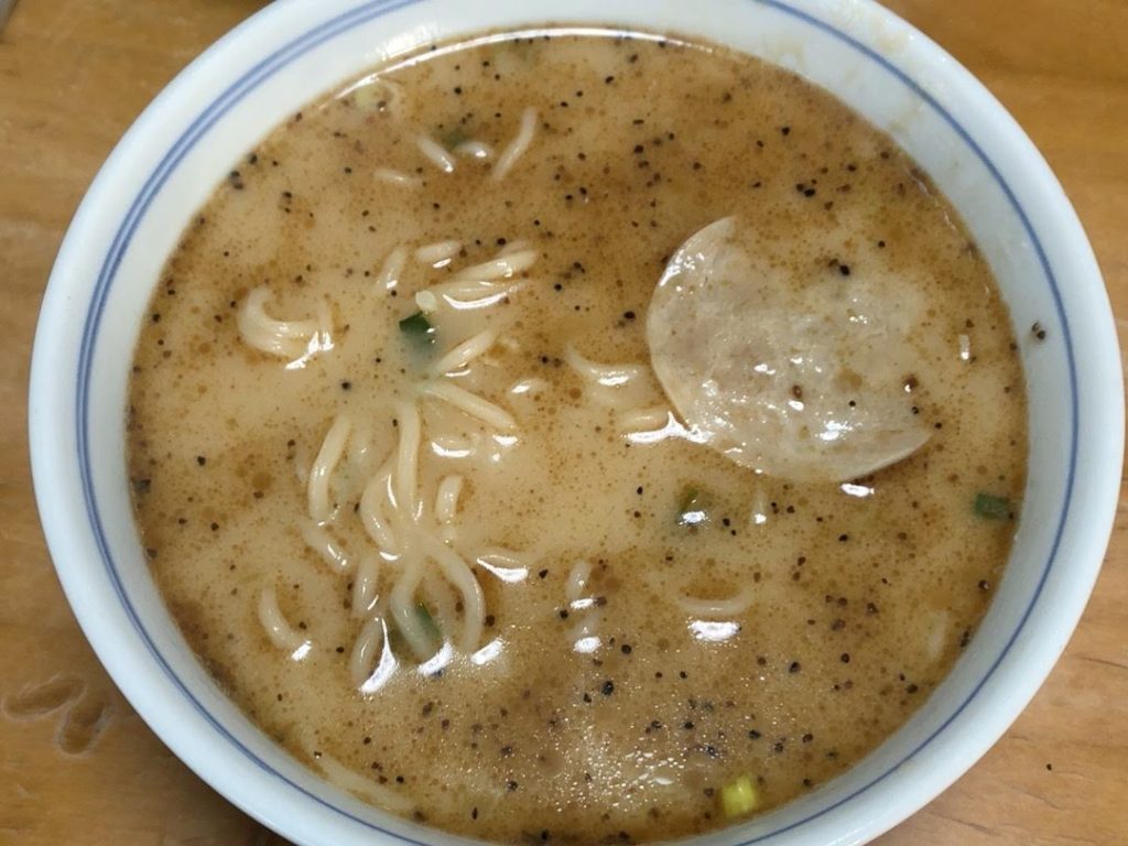 陶器の器に入ったインスタントラーメン