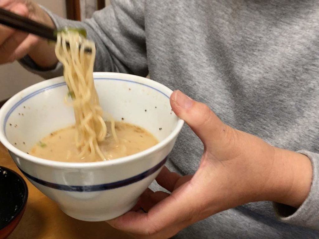 ラーメンを食べている女性