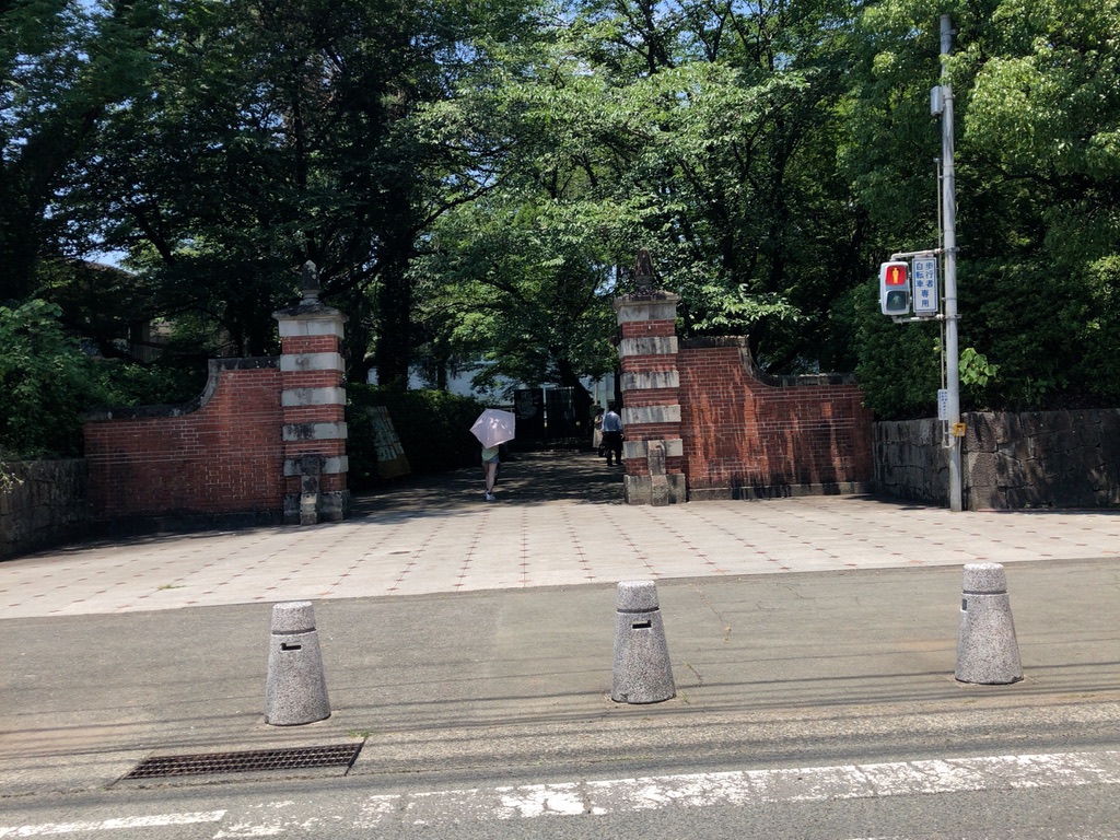 熊本大学入り口