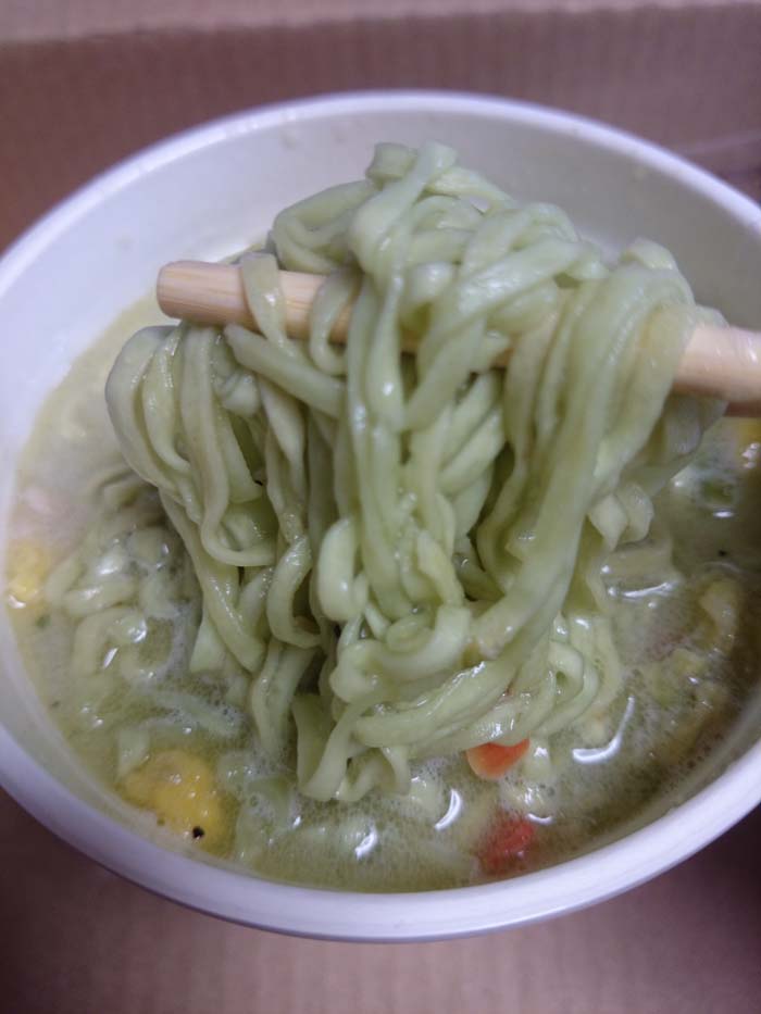 緑色の麺