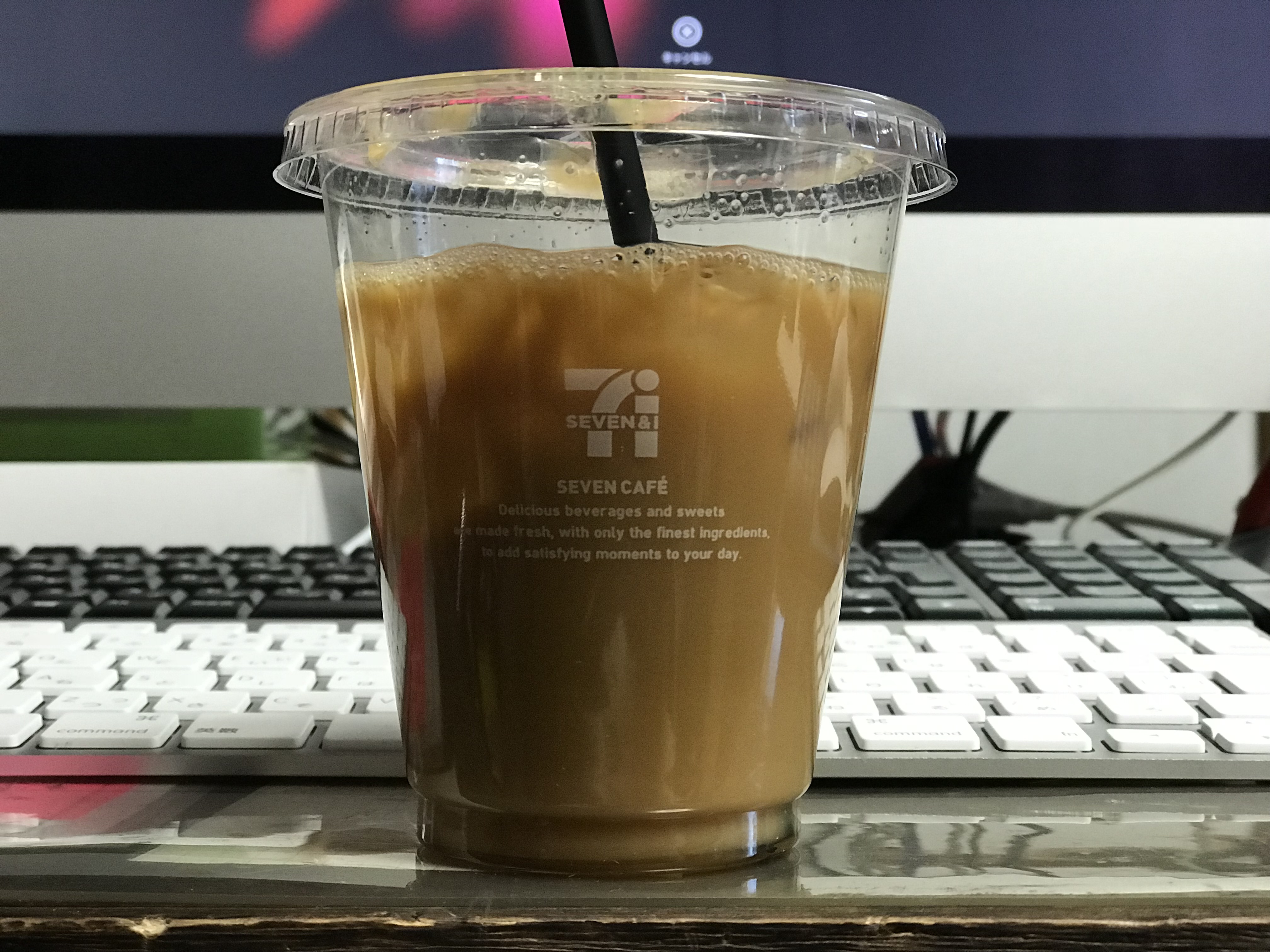 机の上に置かれたコーヒー