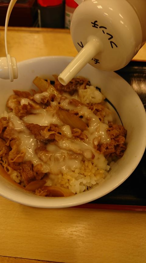 牛丼にフレンチドレッシングをかけている