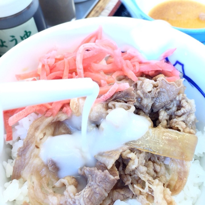 松屋の牛丼にフレンチドレッシングをかけている写真