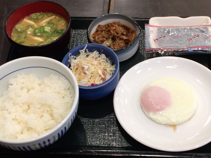 目玉焼き牛小鉢定食が到着