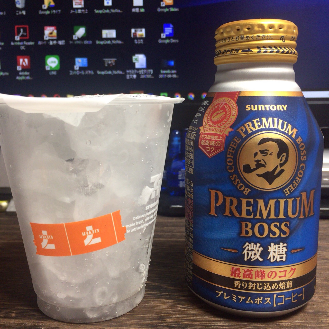 氷入りのコーヒーカップとプレミアムボス微糖