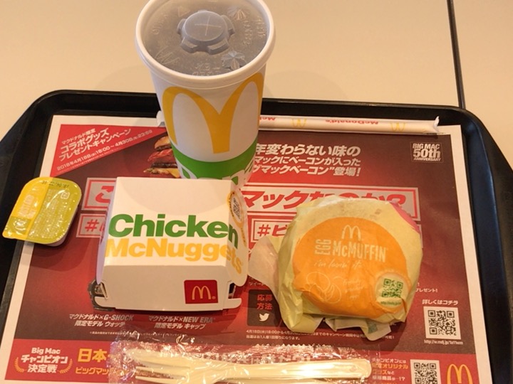 ナゲットとバーガーと飲み物