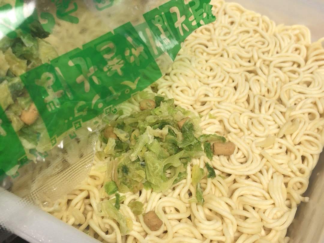 かやくを麺の上にのせている